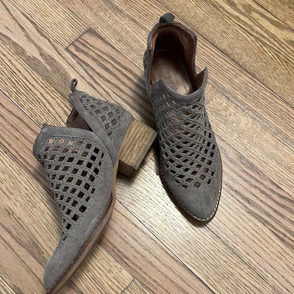 Jeffrey Campbell Tan Cutout Booties EUC 6.5